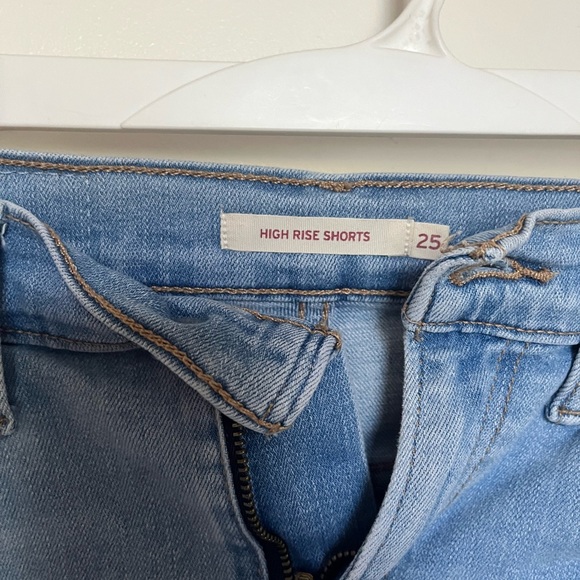 Levi’s High Rise Shorts - Picture 2 of 3